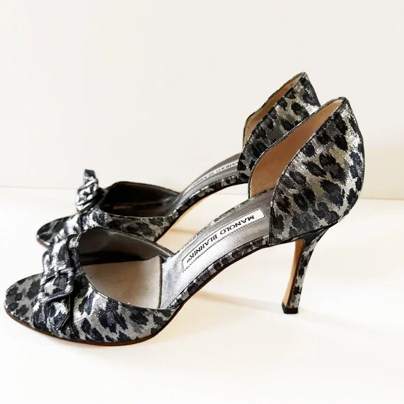 Manolo Blahnik Women’s 9 -39- Silver Cheetah Metallic Buckle D’orsay Heels - Picture 2 of 7